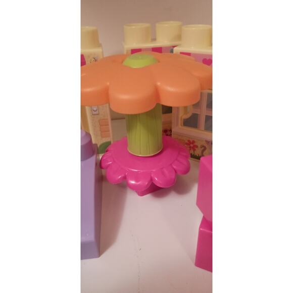 Mega Bloks Cozy Cottage Building Set 34 pieces - Picture 3 of 6